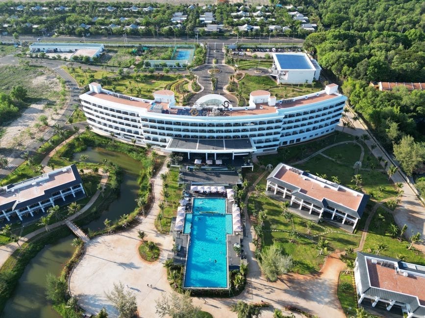 Top Resort 5 sao Phú Quốc có xe đưa đón: Bí kíp di chuyển và lưu trú trọn vẹn